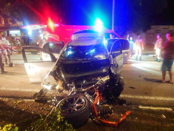 Kereta hancur terjun jambatan, pemandu selamat
