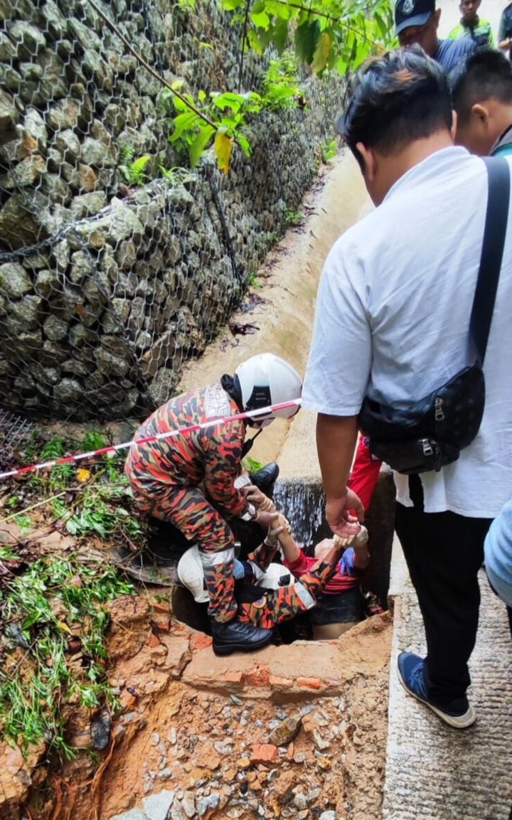 Wanita maut jatuh lubang sedalam enam kaki