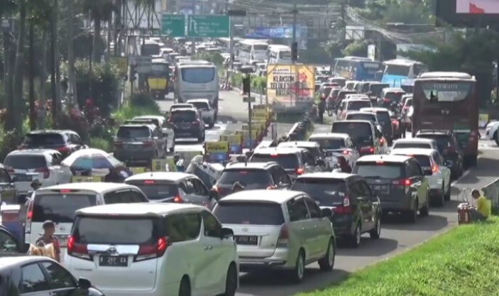 Pelancong mengeluh terperangkap 14 jam dalam kereta, kesesakan jalan raya terburuk