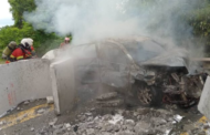 Wanita cedera, kereta terbakar langgar bongkah konkrit jatuh dari treler