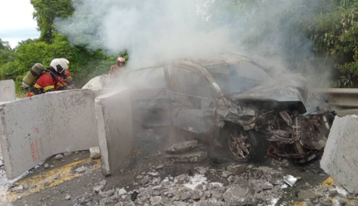 Wanita cedera, kereta terbakar langgar bongkah konkrit jatuh dari treler