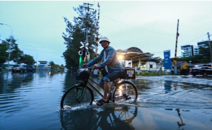 Air laut pasang besar berlarutan hingga esok