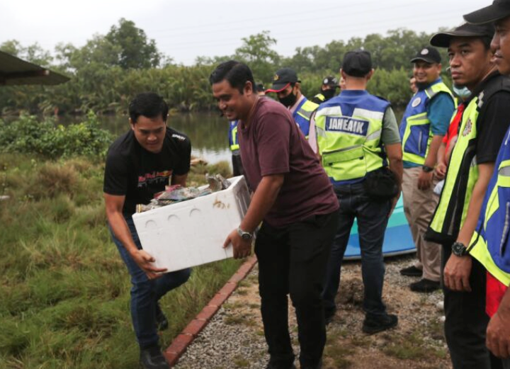 Pengikut GISBH bakar, tanam buku di tepi sungai