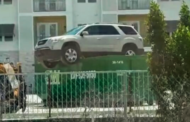 SUV parkir atas tong sampah pukal cetus tanda tanya