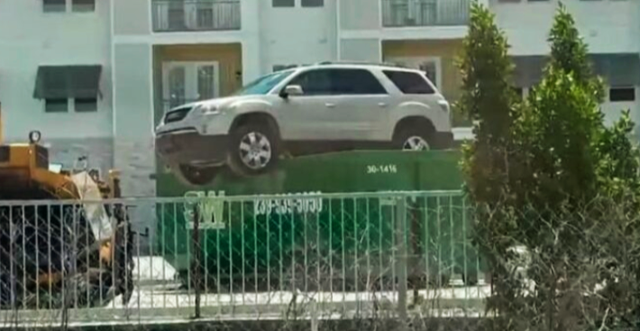 SUV parkir atas tong sampah pukal cetus tanda tanya