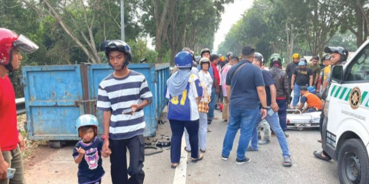 Abang, adik maut motosikal rempuh tong roro di tepi jalan