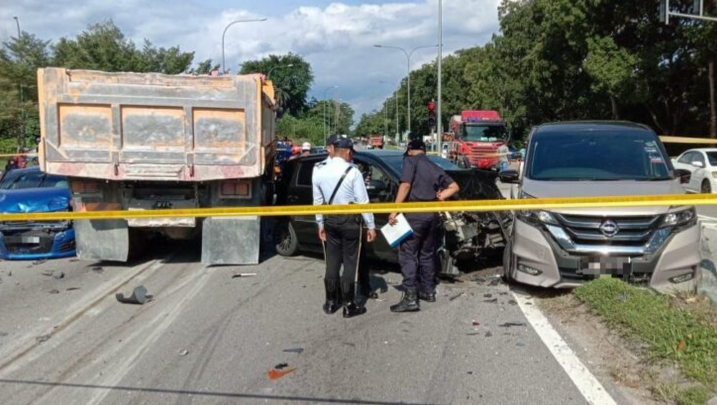 Wanita maut, lori rempuh lima kereta berhenti di lampu isyarat