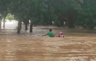 Banjir: Dua beranak dihanyut arus deras