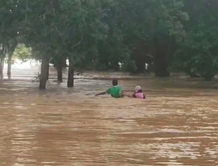 Banjir: Dua beranak dihanyut arus deras