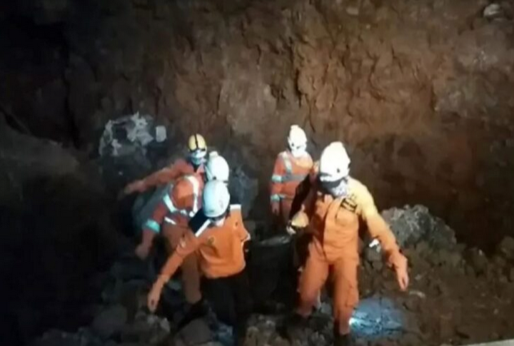 11 maut tanah runtuh di lombong haram, Sumatera Barat