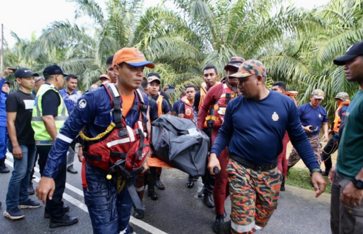 Mayat remaja hanyut akibat banjir ditemukan, ibu masih hilang