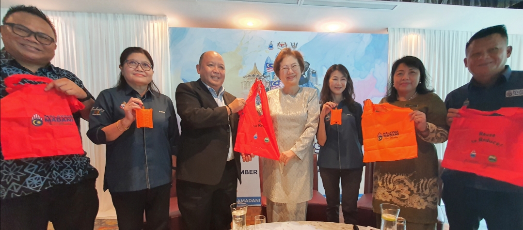 KePKAS distributes 5,000 reusable bags at Padang Merdeka