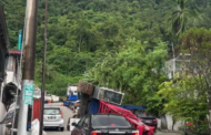 Dua rumah, sebuah kereta rosak dihempap kren