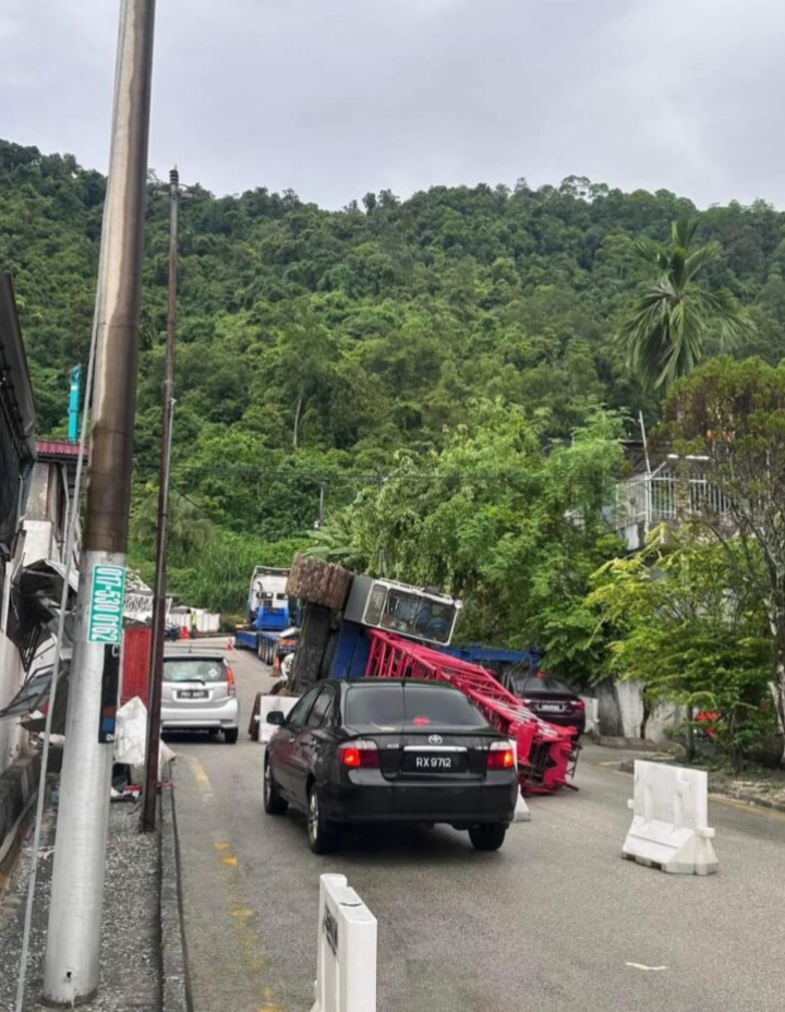 Dua rumah, sebuah kereta rosak dihempap kren
