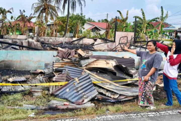 Terlupa tutup api dapur, dua rumah musnah terbakar