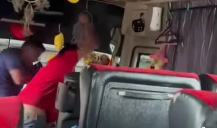 Polis tahan lelaki bergaduh dalam bas ekspres