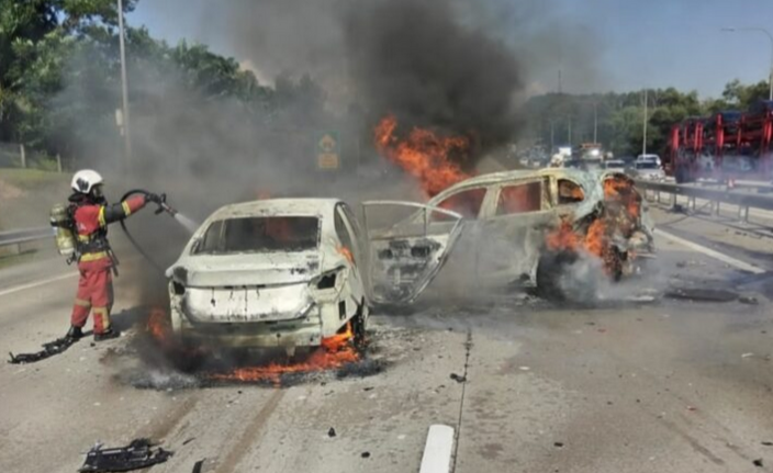 Tiga kereta dijilat api selepas terlibat kemalangan