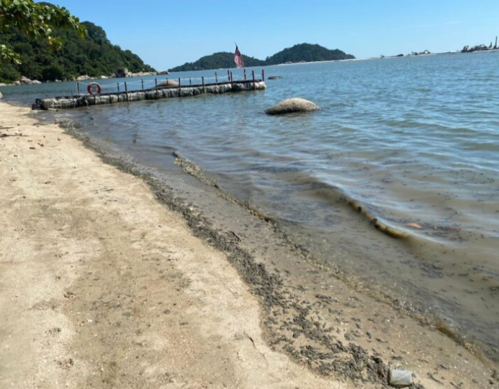 ‘Pantai tercemar dengan lumpur hitam fenomena biasa ketika monsun’