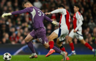 Arsenal menang nasib, Villa terus gah