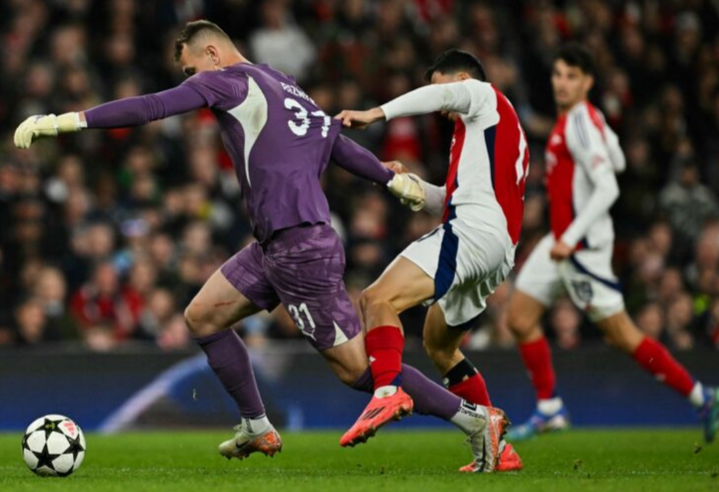 Arsenal menang nasib, Villa terus gah