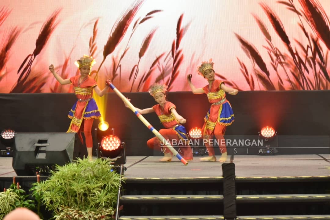 Pemenang DWC 2024 tampil persembahan tarik perhatian kanak-kanak istimewa, anak yatim
