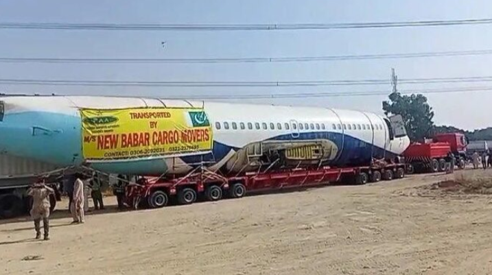 Pesawat Boeing 737 ‘terbang’ atas jalan raya di Pakistan