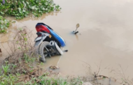 Wanita dikhuatiri lemas selepas motosikal terbabas ke sungai