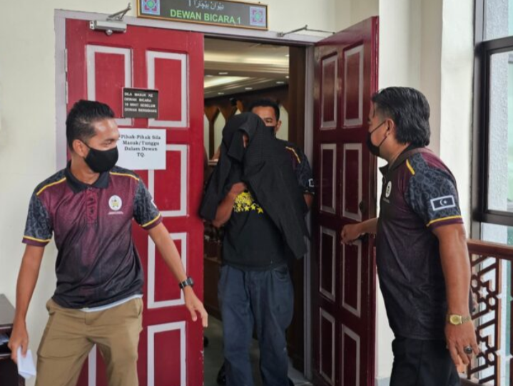 Duda individu pertama dihukum sebat di khalayak kerana berkhalwat