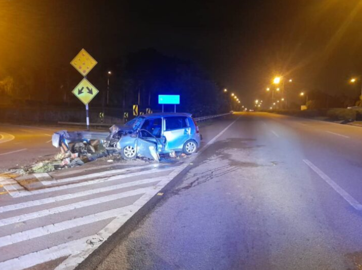 Empat maut kereta terbabas langgar penghadang jalan