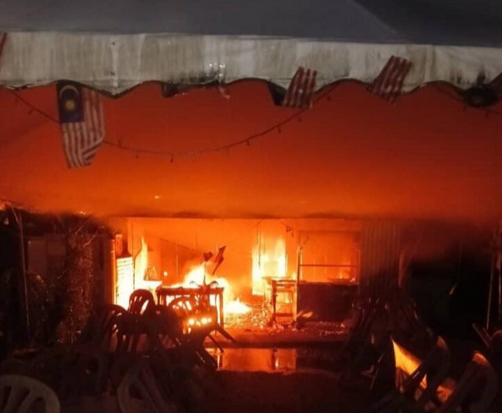 Tiga sekeluarga terselamat, kedai makan terbakar disambar petir