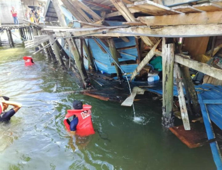 Rumah atas air robohdi Semporna, sembilan sekeluarga selamat