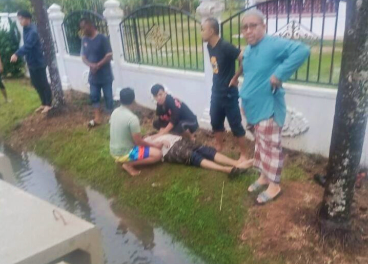 Lelaki dalam perjalanan ke surau maut terjatuh dalam longkang