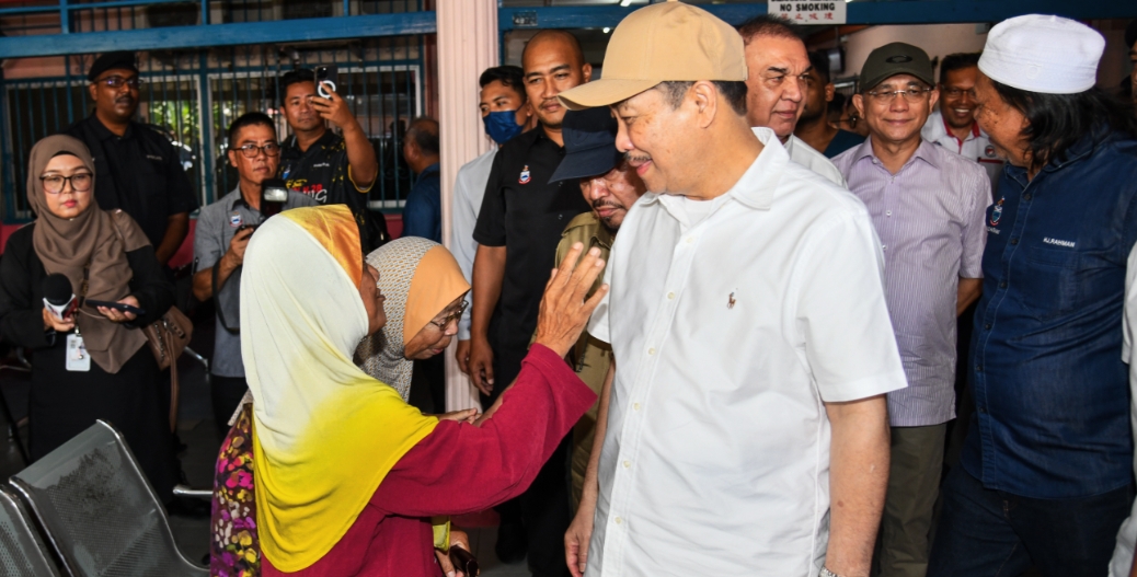 Hajiji minooi intong koyuon sitor farmasi Walai Pongubatan Papar