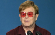 Penglihatan Elton John masih terjejas selepas jangkitan