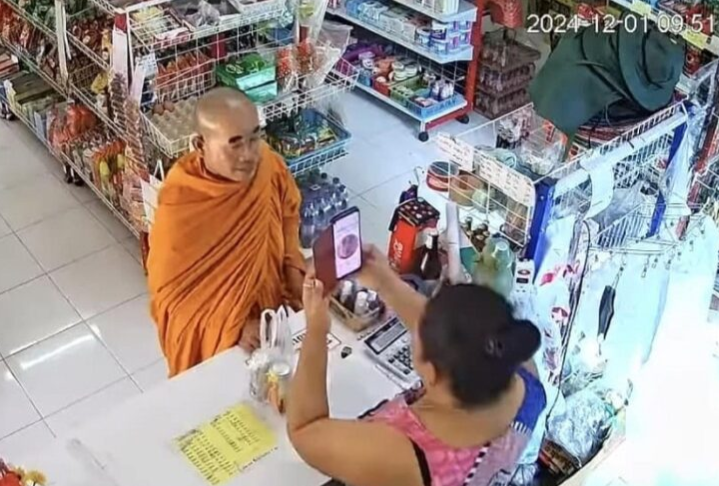Sami lekat kening palsu untuk guna kad kebajikan