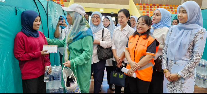 Wanita GRS ziarah, salur sumbangan kepada mangsa kebakaran di Putatan