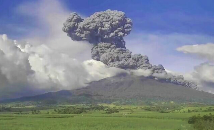 Gunung berapi Kanlaon di Filipina meletus