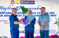 Malaysian Kuwait Investment serah 5,000 anak pokok kelapa kepada DBKK