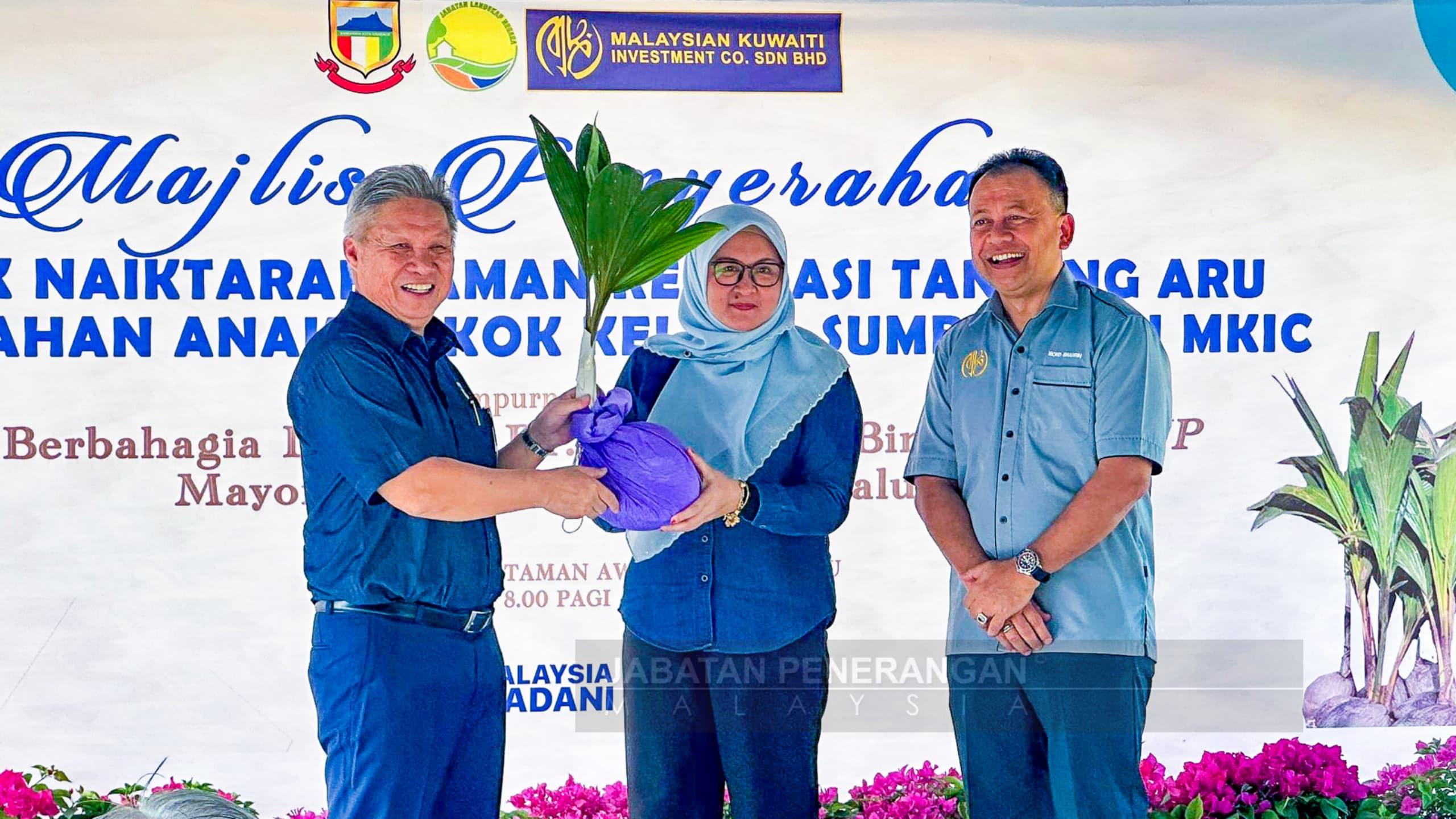 Malaysian Kuwait Investment serah 5,000 anak pokok kelapa kepada DBKK