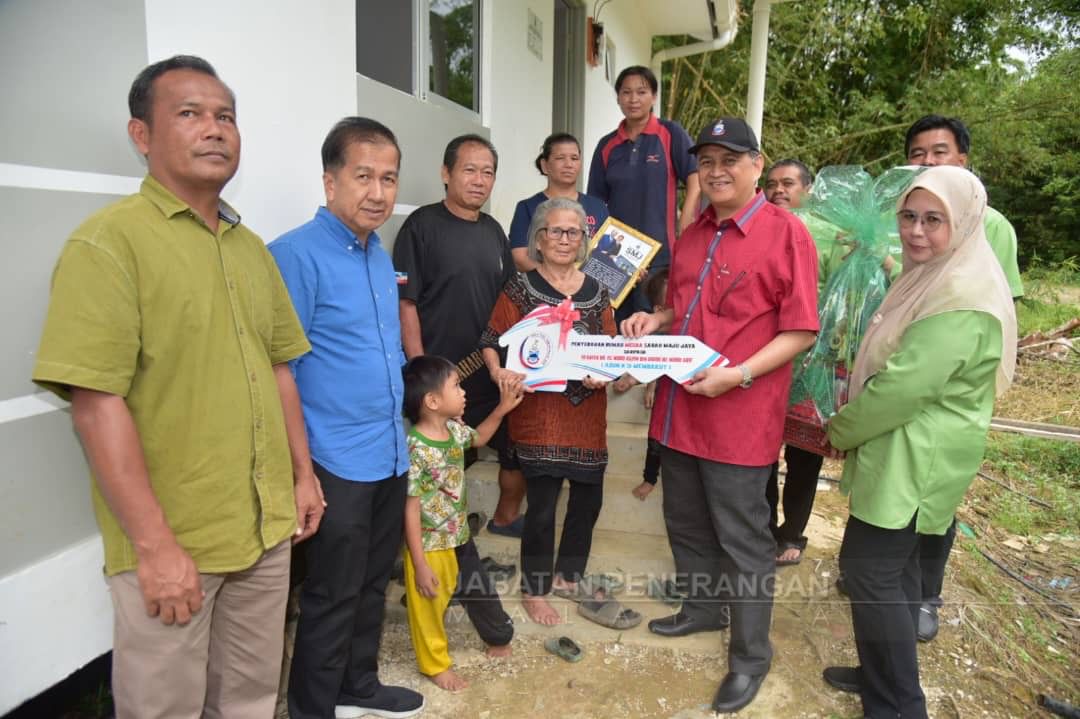 Hari Natal sinar bahagia penerima Rumah SMJ