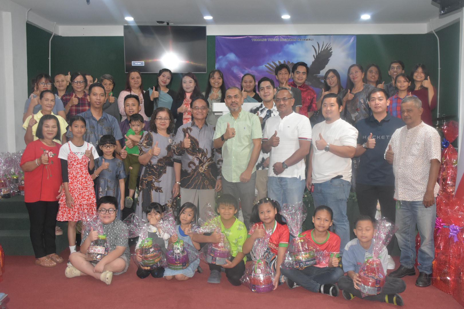 PBS Petagas beri sumbangan Krismas kepada Gereja VFC Putatan