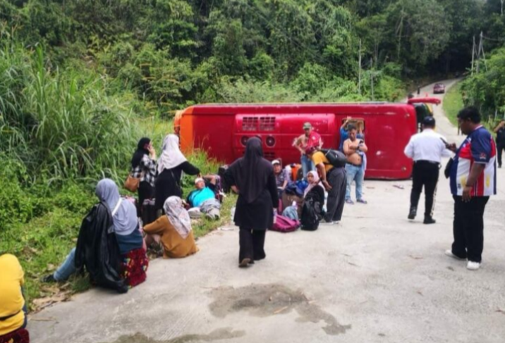 Bas persiaran terbalik di Ranau, lapan penumpang cedera