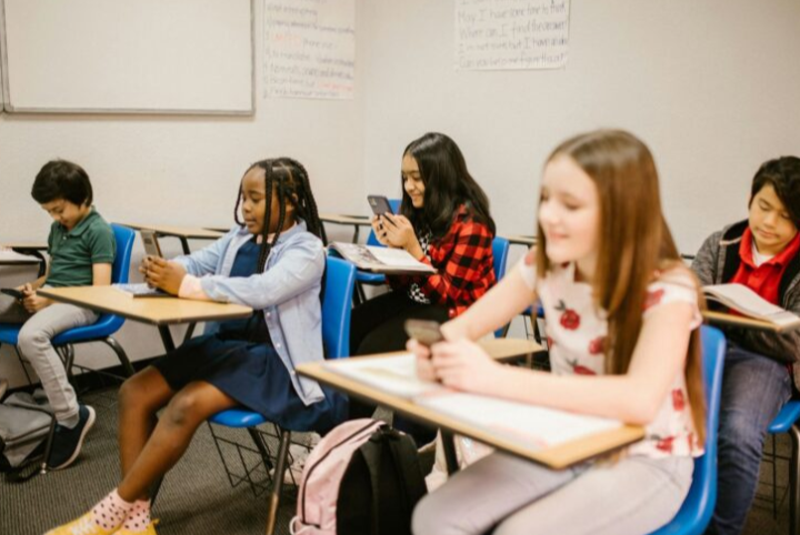 Brazil larang pelajar guna telefon bimbit di sekolah