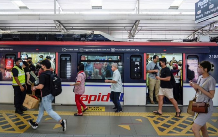 Pergaduhan di platform LRT: Tren musnah angkara penyokong bola sepak