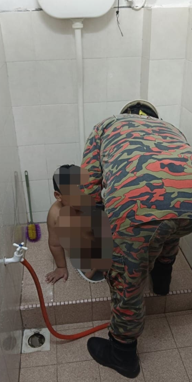 Kaki budak enam tahun tersangkut dalam lubang tandas