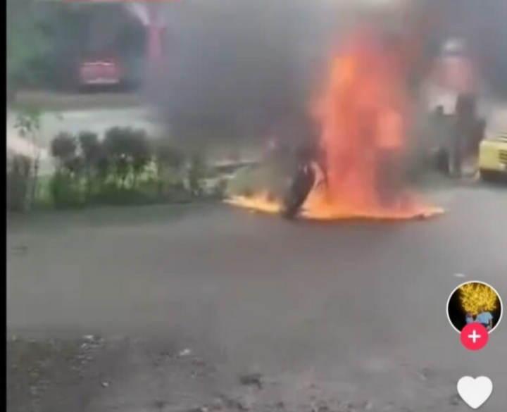 Bakar motosikal tak puas hati kenderaan ditarik