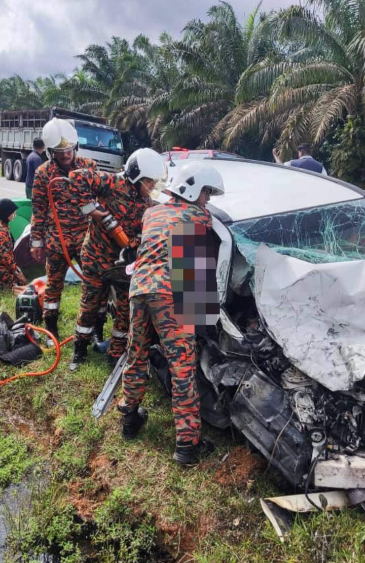 Lapan sekeluarga cedera kereta bertembung treler