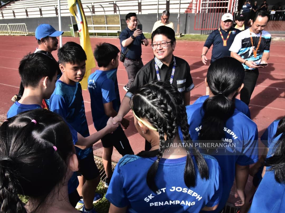 Sekolah di Parlimen Penampang terima geran aktiviti sumbangan YBR