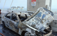 Kereta Mercedes terbakar langgar bateri lori terjatuh