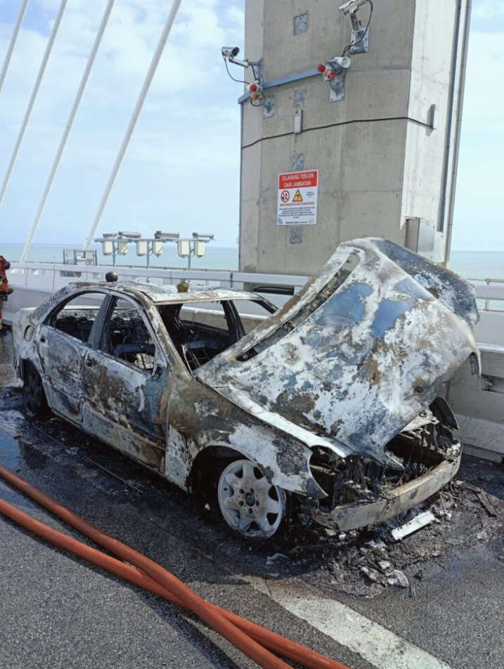 Kereta Mercedes terbakar langgar bateri lori terjatuh